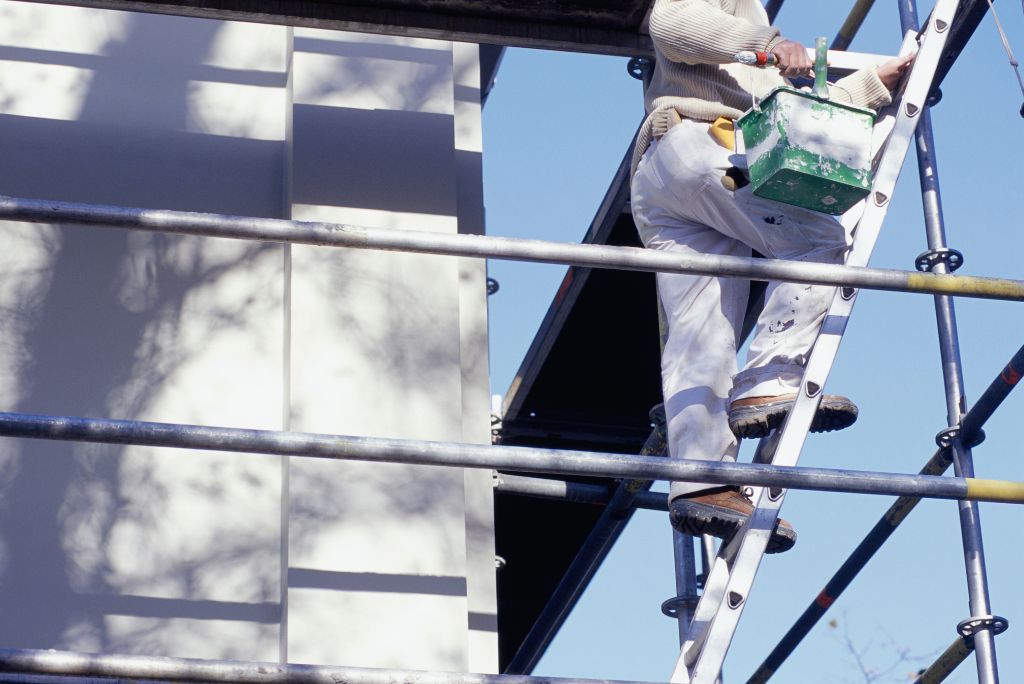 Drabina oparta o ścianę